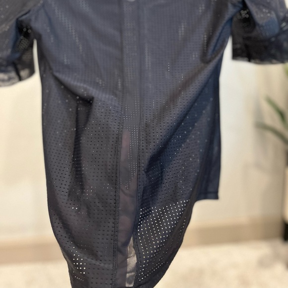 Lululemon Mesh Tee | Size 4 | Special Edition| Black/Reflective | GREAT Quality - Picture 5 of 5